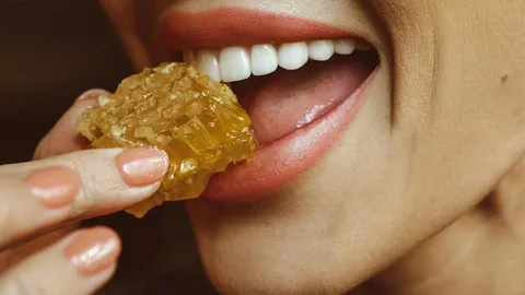 Eating Raw Honey: Benefits, Risks and How to Use It Safely